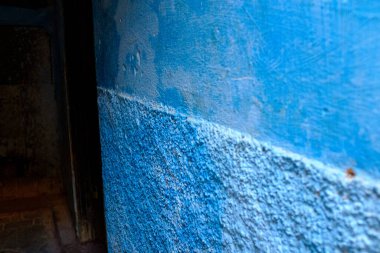 Fas 'ın ünlü kenti Fez' deki eski bir köyde tipik bir renkte mavi kil duvar.