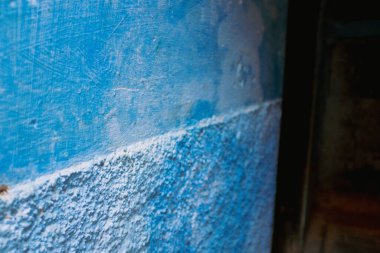 Fas 'ın ünlü kenti Fez' deki eski bir köyde tipik bir renkte mavi kil duvar.