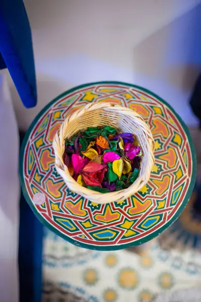 Kapalı alanda dekorasyon malzemesi olarak Arap tarzı çömlekte renkli çiçek yaprakları