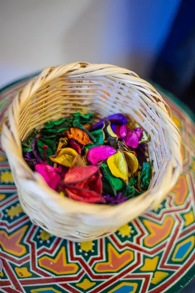 Kapalı alanda dekorasyon malzemesi olarak Arap tarzı çömlekte renkli çiçek yaprakları