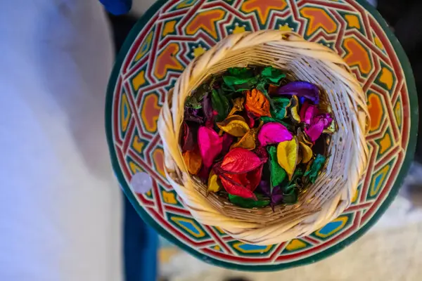 Kapalı alanda dekorasyon malzemesi olarak Arap tarzı çömlekte renkli çiçek yaprakları