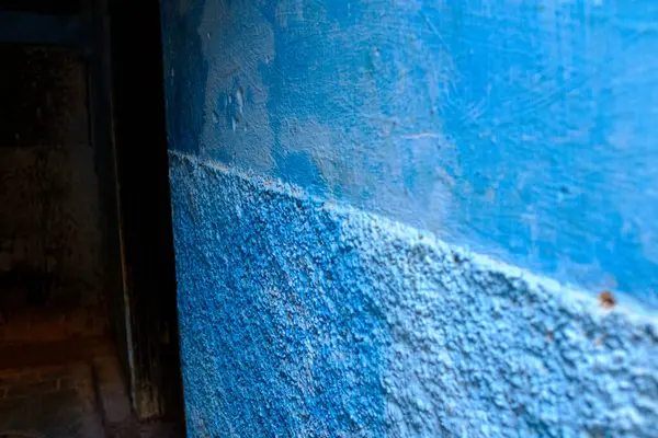 Fas 'ın ünlü kenti Fez' deki eski bir köyde tipik bir renkte mavi kil duvar.