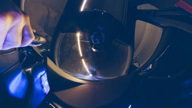 Geniş camlı ve geniş açılı bir otoyolda araba kullanmak.