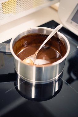 Ev mutfağında sıcak çikolata var.