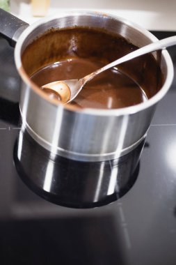 Ev mutfağında sıcak çikolata var.