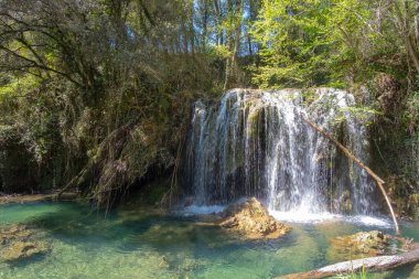 Parlak güneşli bir günde Girona, Katalonya 'da ünlü bir nehirde güzel bir şelale.