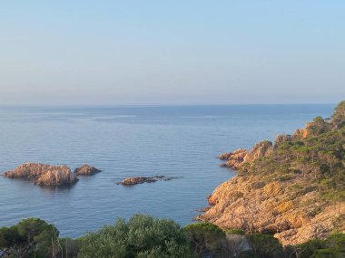 Costa Brava 'daki güzel uçurum manzarası, sakin Akdeniz' de alacakaranlıkta Katalonya