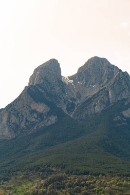 Pedraforca silueti. Katalonya 'nın ünlü tarihi mekanı. Pireneler' de güzel bir bahar manzarasında yürüyüş yapmak için harika bir yer.