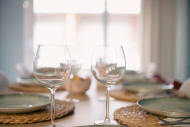 Güzel bir lokantada boş şarap kadehleri. Çerçevede kimse yok.