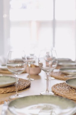 Güzel bir lokantada boş şarap kadehleri. Çerçevede kimse yok.