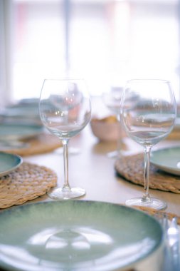 Güzel bir lokantada boş şarap kadehleri. Çerçevede kimse yok.