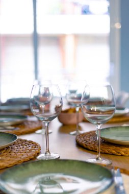 Güzel bir lokantada boş şarap kadehleri. Çerçevede kimse yok.