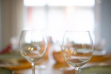 Bulanık yeşil arka planda beyaz parlak ampul