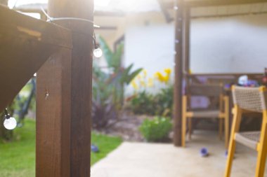 Bulanık yeşil arka planda beyaz parlak ampul