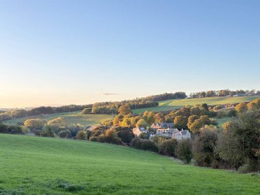 Cotswolds, İngiltere 'de küçük bir kasabada güzel yeşil bir manzara.