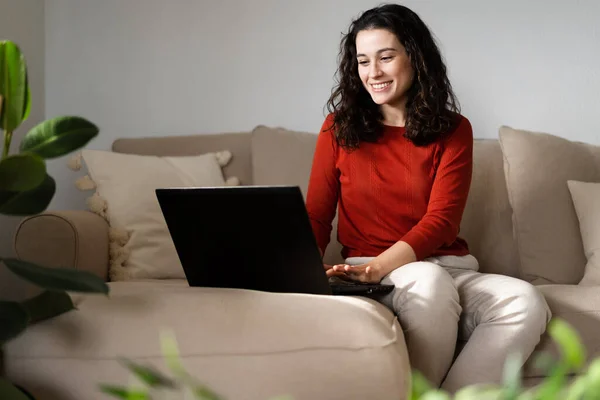 Glückliche Junge Frau Mit Laptop Sitzt Hause Auf Einer Couch — Stockfoto