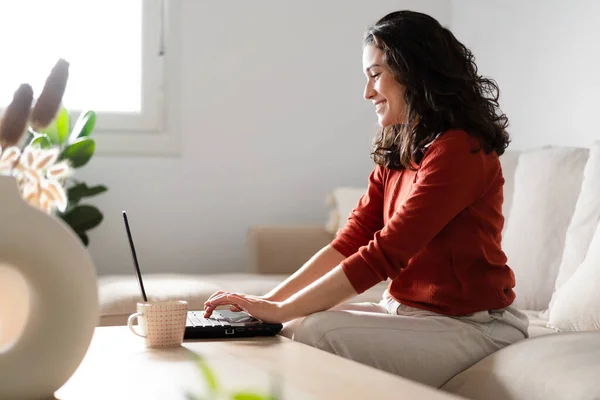 Jovem Feliz Usando Laptop Sentado Sofá Casa Trabalhando Partir Casa — Fotografia de Stock