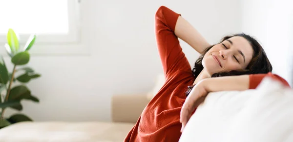Jovem Mulher Feliz Sentindo Confortável Relaxado Inclinado Cabeça Seu Sofá — Fotografia de Stock