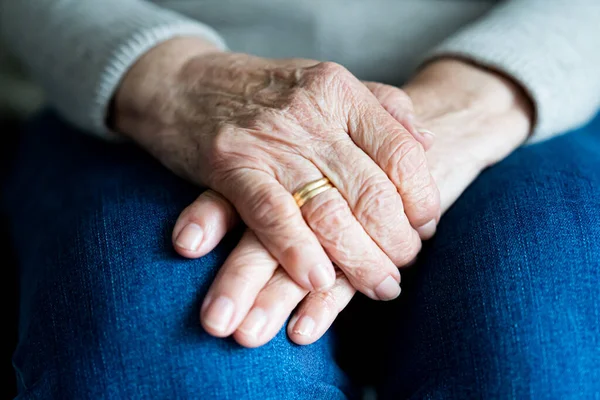 ご主人と結婚指輪をしているご高齢の未亡人の手 焦点を合わせて 未亡人の概念 — ストック写真