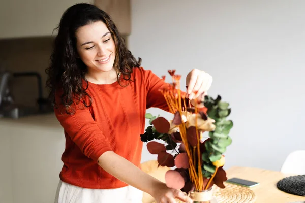 Молодая Счастливая Женщина Расставляет Сушеные Цветы Вазе Накрывает Стол Кухне — стоковое фото