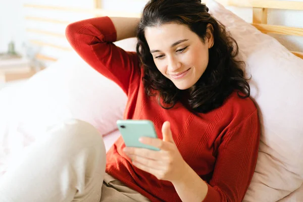 Schöne Junge Glückliche Frau Mit Rotem Pullover Entspannt Auf Dem — Stockfoto