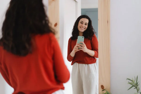 Junge Schöne Frau Roten Pullover Macht Ein Selfie Mit Dem — Stockfoto
