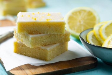  Limon jöleli, ekşi limonlu brovniler ve deniz mavisi arkaplanındaki fırın kağıdındaki lezzet.