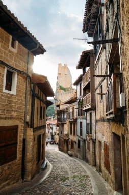 Frias Caddesi, arka planda şato, Burgos 'un 