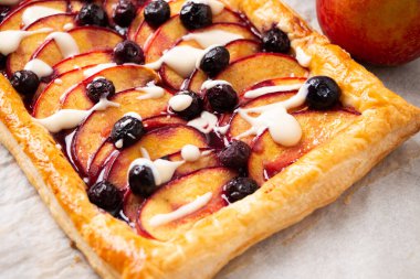 Nektarin ve yaban mersinli börek üzerine vanilya jöleli pasta.