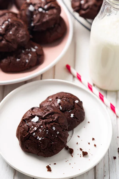 Delicioso Lanche Biscoitos Brownie Caseiros Com Topo Rachado Flocos Sal — Fotografia de Stock
