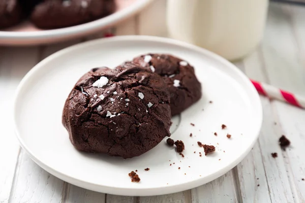 Gros Plan Biscuits Maison Brownie Avec Dessus Fissuré Flocons Sel — Photo