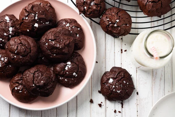Delicioso Lanche Biscoitos Brownie Caseiros Com Topo Rachado Flocos Sal — Fotografia de Stock