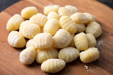 Tahta kesme tahtasındaki çiğ gnocchi yığını