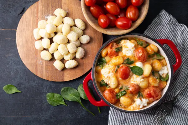 시금치와 모짜렐라와 토마토 소스에 Gnocchi의 캐서롤 — 스톡 사진
