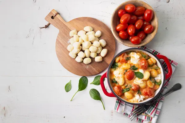 Braadpan Van Gnocchi Romige Tomatensaus Met Baby Spinazie Gesmolten Mozzarella — Stockfoto