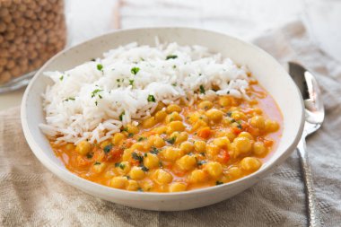 Lezzetli hindistan cevizi kremalı nohut köri ve basmati pilavı.