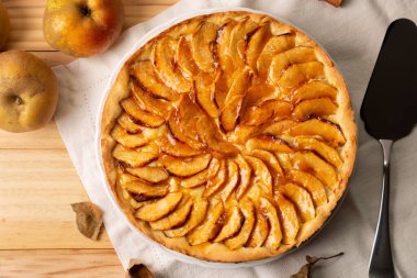 Ev yapımı, kremalı ve reçelli geleneksel elmalı pasta klasik bir sonbahar, kış tatlısı ya da atıştırmalık. Üst görünüm