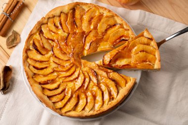 Ev yapımı, kremalı ve reçelli geleneksel elmalı pasta klasik bir sonbahar, kış tatlısı ya da atıştırmalık. Üst görünüm