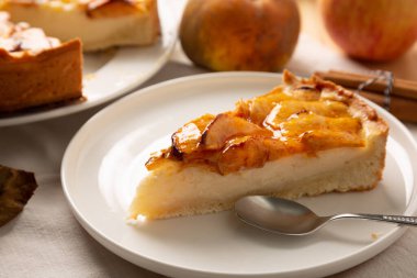 Ev yapımı, kremalı ve reçelli geleneksel elmalı turta. Klasik bir sonbahar ya da kış tatlısı ya da atıştırmalık.