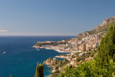 Monako yakınlarındaki Akdeniz kıyısındaki Roquebrune-Cap-Martin 'deki antik şatonun kalesinden deniz manzarası ve Cote d' Azur. Cote d 'Azur boyunca seyahat et..