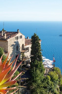 Fransız Rivierası 'nda bir köy olan Eze' nin tepesinden Akdeniz kıyısının resimli görüntüsü. Eze, Fransa 'nın en genç botanik bahçesi.