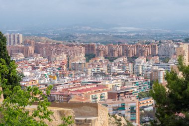 Alicante 'nin panoramik manzarası, Santa Barbara Kalesi, İspanya' dan evler ve sokaklar