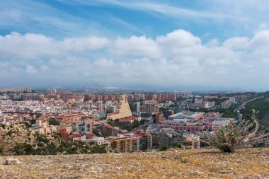 Alicante, İspanya, Haziran 2023. Alicante 'nin panoramik manzarası, Santa Barbara Kalesi' nden evler ve sokaklar