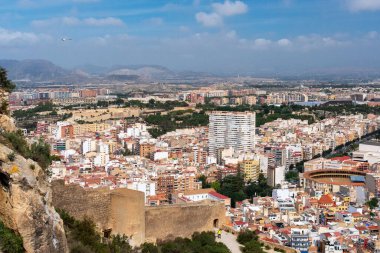 Alicante, İspanya, Haziran 2023. Alicante 'nin panoramik manzarası, Santa Barbara Kalesi' nden evler ve sokaklar