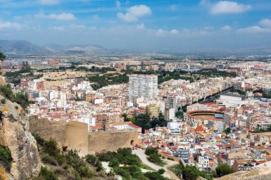 Alicante, İspanya, Haziran 2023. Alicante 'nin panoramik manzarası, Santa Barbara Kalesi, İspanya' dan evler ve sokaklar. İspanya 'ya seyahat