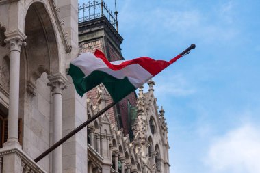 Budapeşte 'deki mavi gökyüzüne karşı parlamento binasında Macaristan bayrağı. 