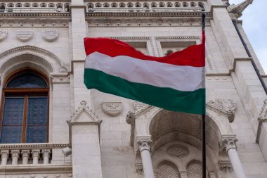 Budapeşte 'deki mavi gökyüzüne karşı parlamento binasında Macaristan bayrağı. 