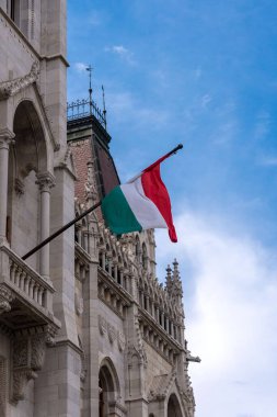 Budapeşte 'deki mavi gökyüzüne karşı parlamento binasında Macaristan bayrağı. 