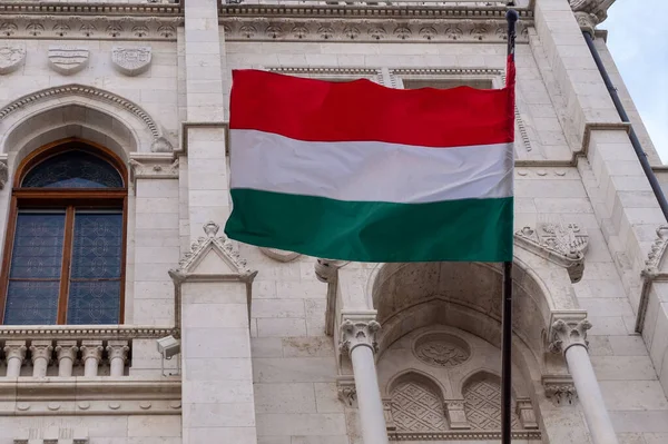 Budapeşte 'deki mavi gökyüzüne karşı parlamento binasında Macaristan bayrağı. 