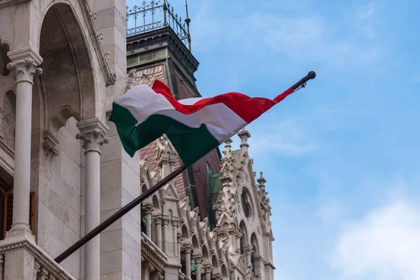 Budapeşte 'deki mavi gökyüzüne karşı parlamento binasında Macaristan bayrağı. 